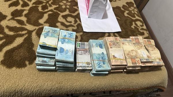 Dinheiro apreendido na casa de um dos investigados na Operação Icaro nesta terça-feira
