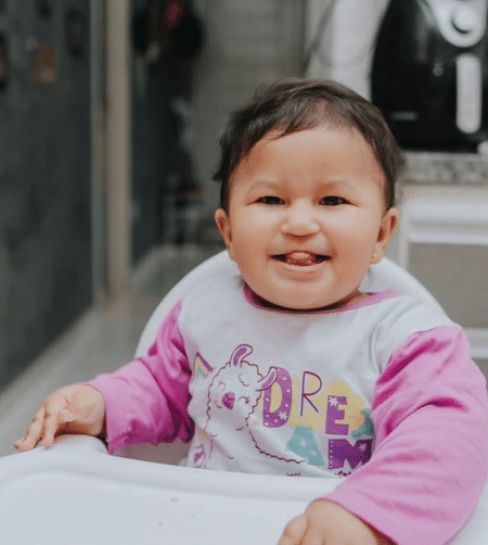 Melinda na cadeira de alimentação Melinda na cadeira de alimentação