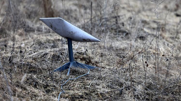 8.mar.2023 - Antena da Starlink usado na linha de frente de Bakhmut, no leste da Ucrânia, durante conflito com a Rússia