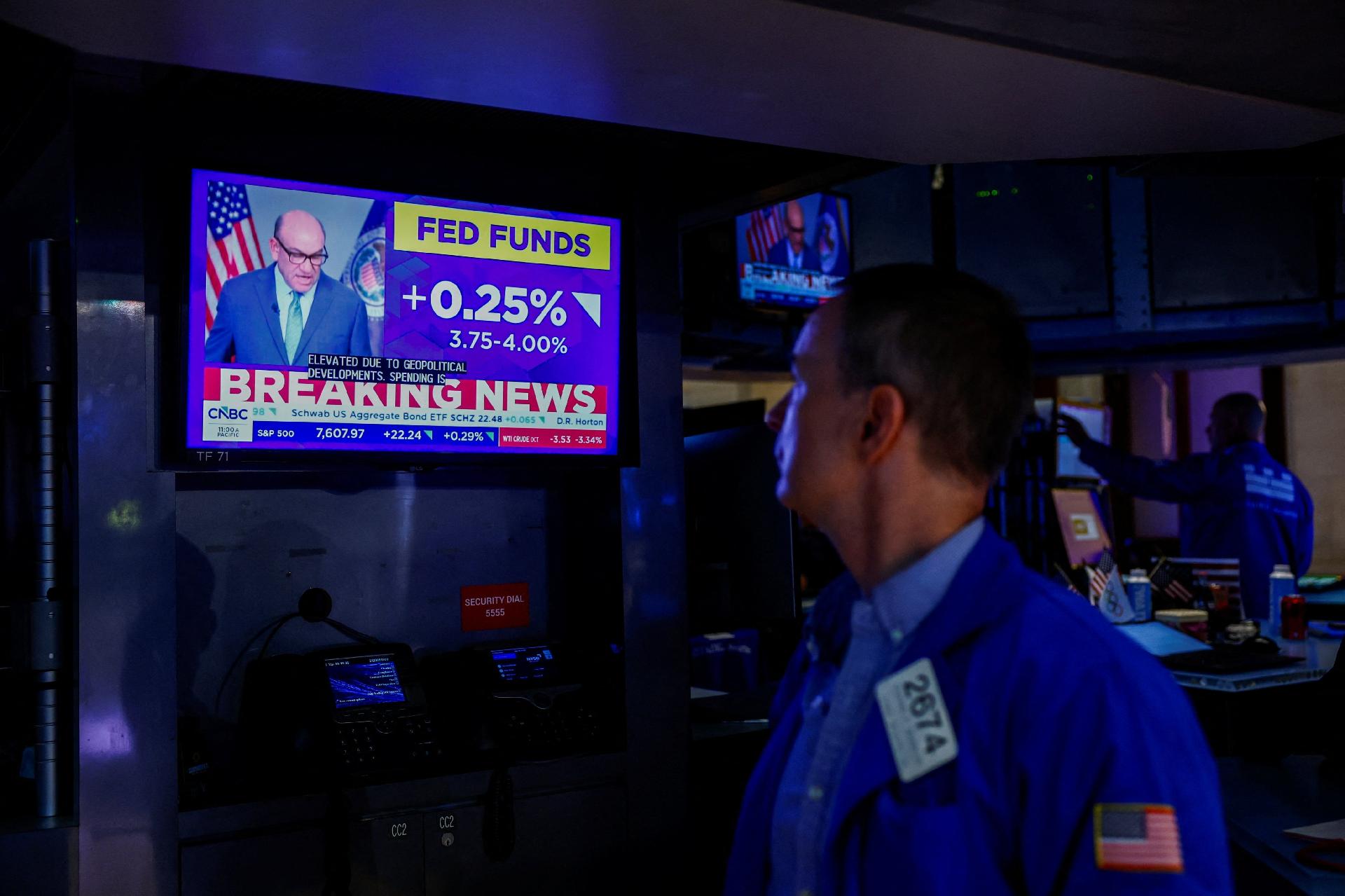 Operador acompanha tela na Bolsa de Nova York após o Federal Reserve elevar os juros nesta quarta-feira  - undefined