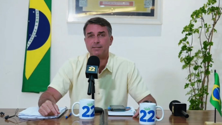 O candidato à Presidência da República Flávio Bolsonaro (PL) fez uma live na véspera do 1º turno das Eleições Gerais de 2026