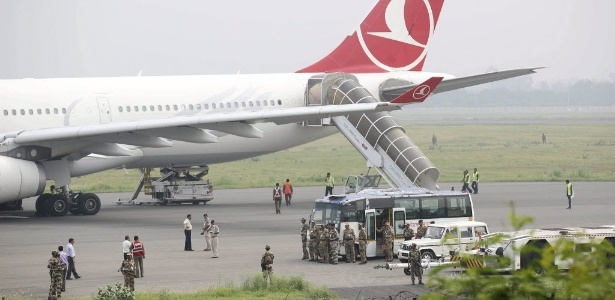 Avião da Turkish Airlines fica isolado no aeroporto de Nova Délhi - Rajat Gupta/EFE