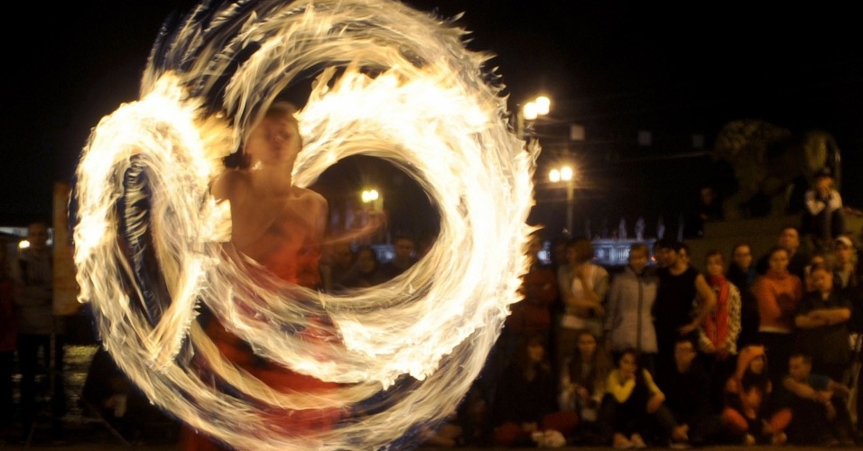 18.set.2015 - Artista se apresenta durante um festival de fogo em St. Petersburg, na Rússia