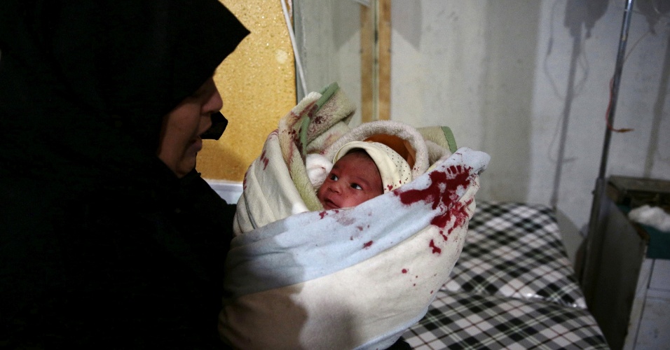 Segundo ativistas, o bombardeiro mais recente contra instalações hospitalares foi realizado pelas forças de Assad no último dia 13 de dezembro. Muitos pacientes ficaram feridos na ação. Na foto, uma das mulheres que trabalham no local socorre um dos bebês que estava no bercário