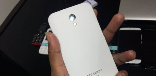 Freedom 251 vem com câmera e flash na parte de trás - BBC - BBC