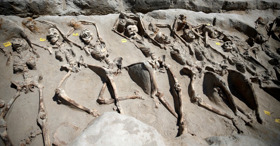 Resultado de imagem para fotos dos esqueletos encontrados em pompeia