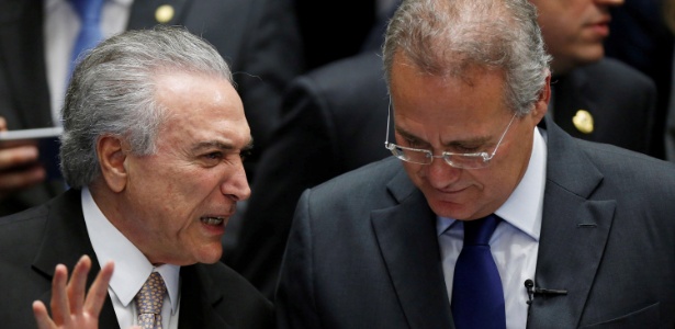 Afastamento de Renan (d) da presidência do Senado preocupou Temer, segundo assessores do presidente - Ueslei Marcelino/Reuters