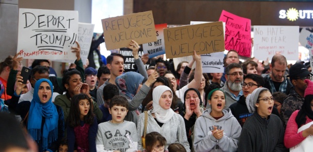 Protestos contra o veto ocorreram em várias partes do país; no aeroporto de JFK, em Nova York, manifestantes pediam a liberação da entrada dos estrangeiros - Morty Ortega/AFP
