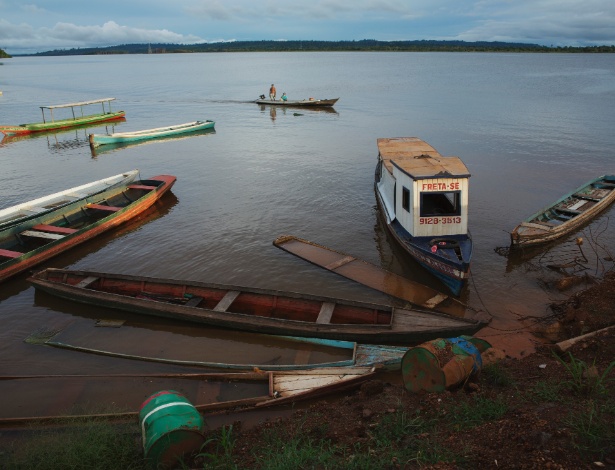 Porto às margens do rio Xingu foi inundado pelas águas da represa de Belo Monte; projeto de mineração de ouro da canadense Belo Sun, no mesmo rio, também vai atingir pequenas comunidades - Lalo de Almeida/Folhapress