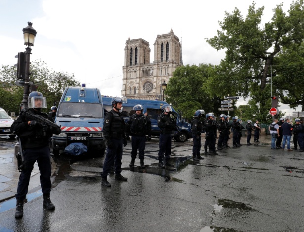 Polícia francesa isola área onde ocorreu o incidente próximo à catedral de Notre Dame - PHILIPPE WOJAZER/REUTERS