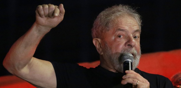 Após confirmada sua condenação, ex presidente Lula participa de ato promovido pela CUT na Praça da República em São Paulo - Nelson Antoine/UOL