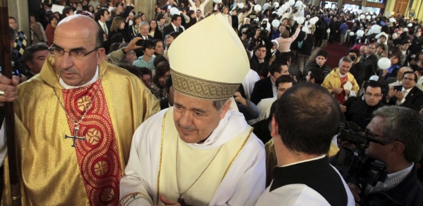 Bispo Juan Barros, que foi defendido pelo papa Francisco apesar das acusações feitas em carta por uma das vítimas - Carlos Gutierrez/Reuters