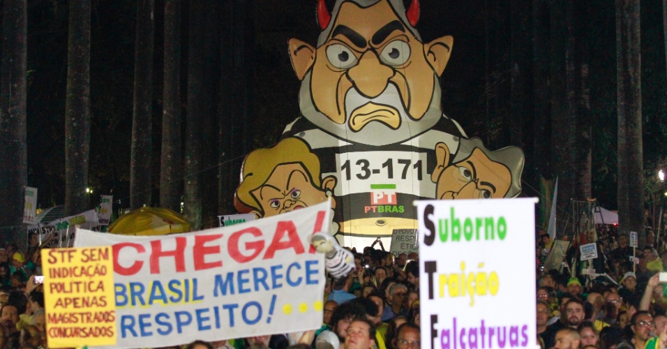 3.abr.2018 - Manifestantes convocados pelo Vem pra Rua e o MBL (Movimento Brasil Livre) se concentram na Praça da Liberdade, centro de Belo Horizonte, em ato pela prisão do ex-presidente Luiz Inácio Lula da Silva (PT)