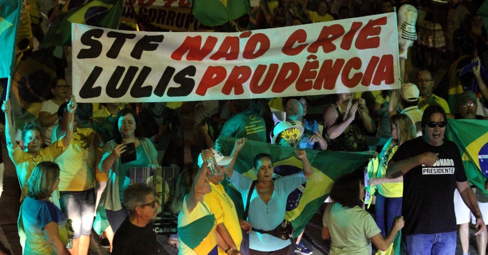 3.abr.2018 - Protesto contra o ex-presidente Luiz Inácio Lula da Silva na Avenida Boa Viagem, zona sul do Recife. Manifestantes exibem faixa que diz: "STF: não crie 'Lulisprudência'", um trocadilho com o nome do petista e a palavra "jurisprudência"