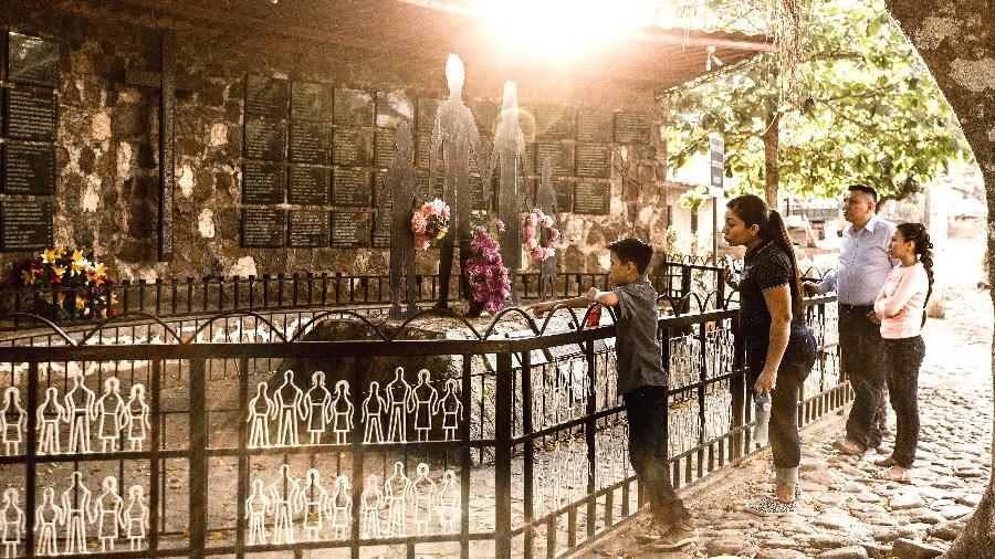 Família visita memorial às vítimas do massacre de 1981 em El Mozote - Fred Ramos/The New York Times