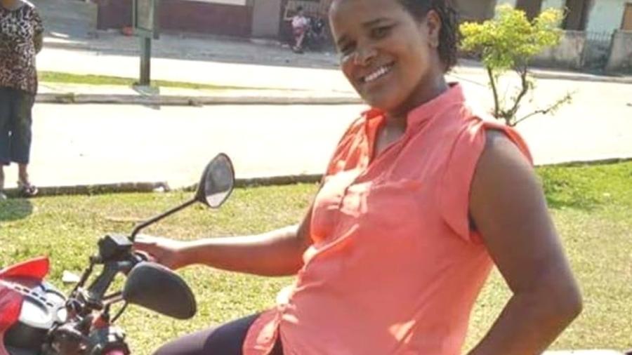Os gritos de Paula Geralda Alves e a buzina da pequena moto dela, apelidada carinhosamente de Berenice, ajudaram a salvar cerca de 400 pessoas que moravam próximas à barragem do Fundão, em Mariana - Arquivo Pessoal