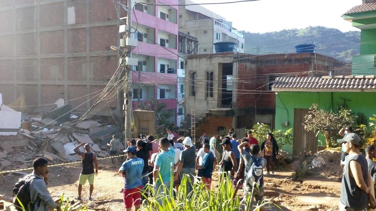 12.abr.2019 - Moradores observam os escombros dos dois prédios que desabaram na comunidade Muzema, no Rio de Janeiro, por volta das 6h40. Os próprios moradores ajudam no trabalho de resgate no local - Reprodução/Twitter/@radiobandnewsfmrio