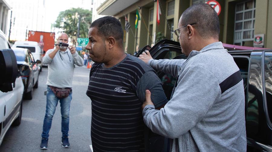Presos na operação PC27 chegam ao Departamento de Homicídios e Proteção a Pessoa (DHPP), no centro de São Paulo - Bruno Rocha/Fotoarena/Estadão Conteúdo