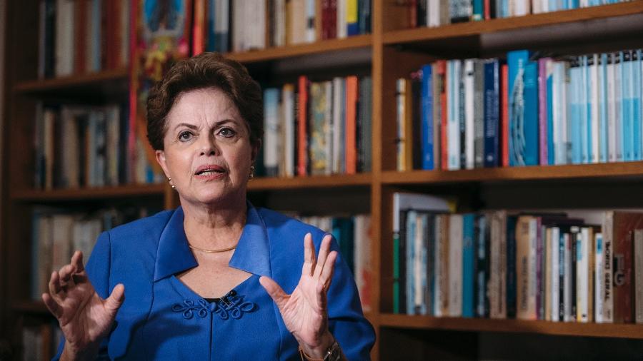 Retrato da ex presidente Dilma Rousseff em seu apartamento em Porto Alegre - Lucas Lima/UOL