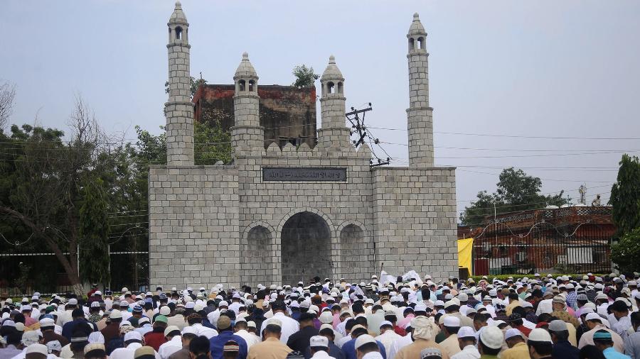 Muçulmanos participam das celebrações do Eid al-Adha ou "Festa do Sacrifício" em Jammu e Caxemira - Rakesh Bakshi/AFP