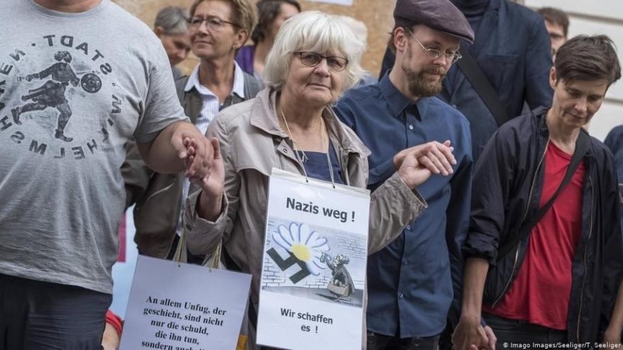 Carregando cartaz com a frase "Fora, nazistas", Irmela Mensah-Schramm participa de manifestação contra o racismo em Berlim - T. Seeliger / Imago Images