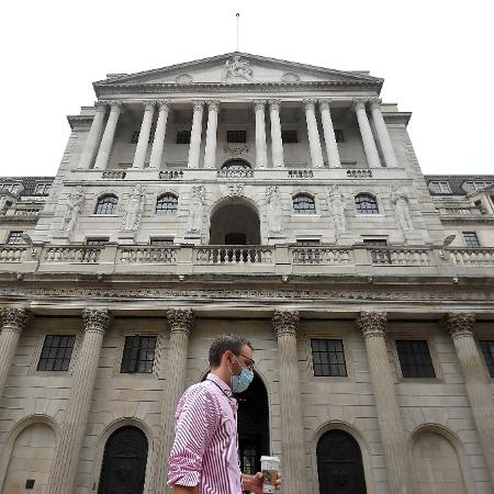 Sede do Banco da Inglaterra em Londres, que aumentou o programa de compra de ativos para estimular a economia britânica - TOBY MELVILLE/Reuters