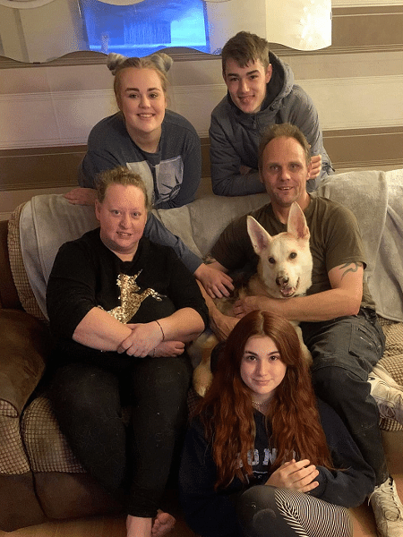 A família feliz por estar reunida com Kavik após perderem a esperança de um dia vê-lo novamente - Reprodução/Facebook/Stevie Rodger