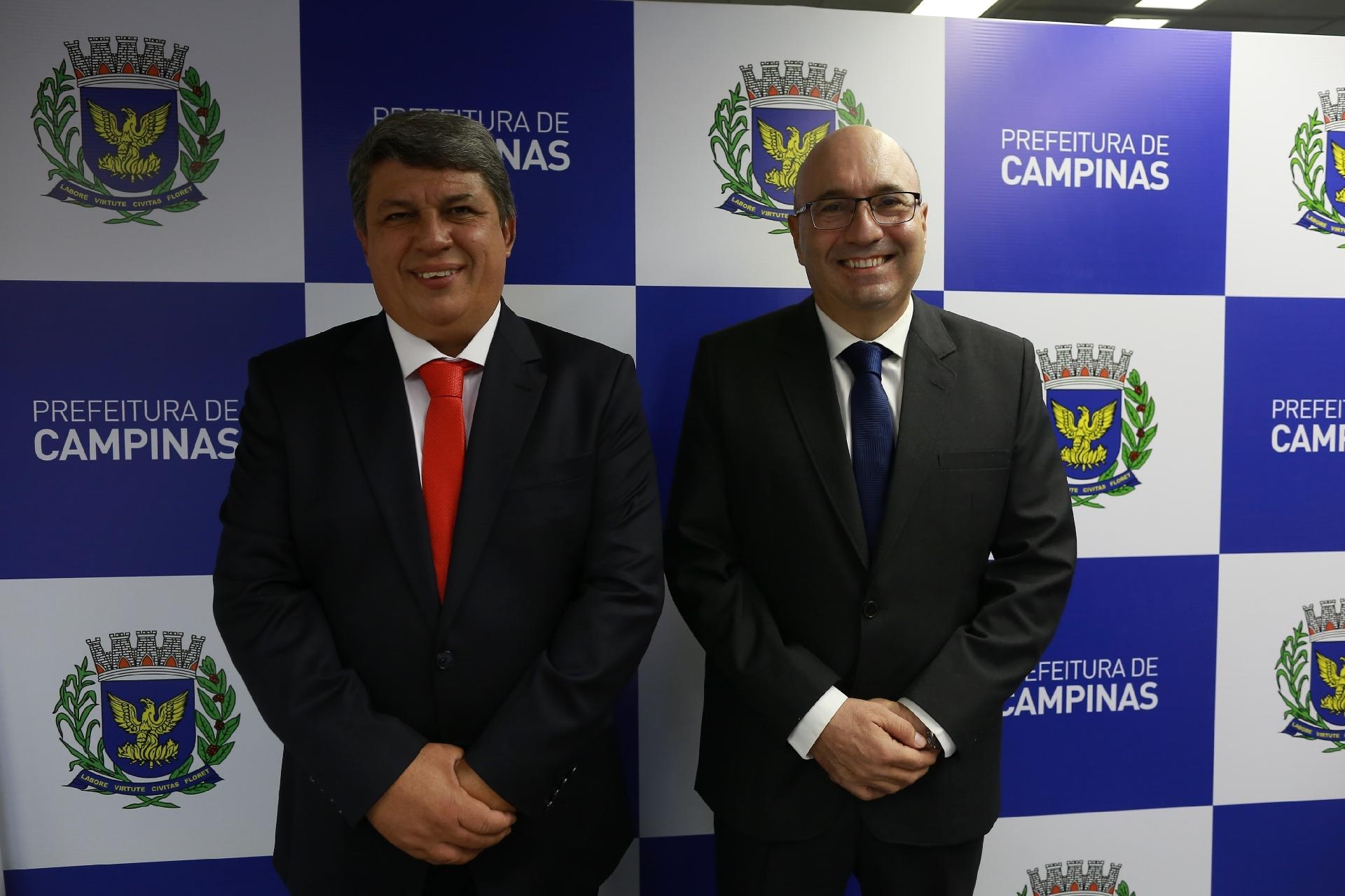 1º.jan.2021 - O novo prefeito de Campinas, Dário Saadi (Republicanos), à direita, toma posse e posa ao lado do vice, Wanderlei Almeida, o Wandão. A cerimônia de transmissão do cargo ocorreu na sede do governo municipal e foi transmitida ao vivo pelas redes sociais - LEANDRO FERREIRA/FOTOARENA/ESTADÃO CONTEÚDO