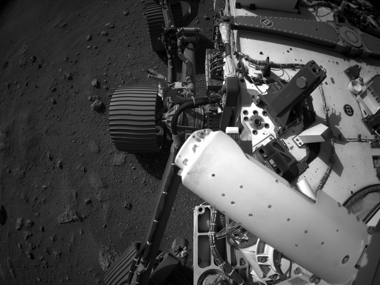 Uma das câmeras do rover registra imagens da parte lateral do veículo - Divulgação/Nasa