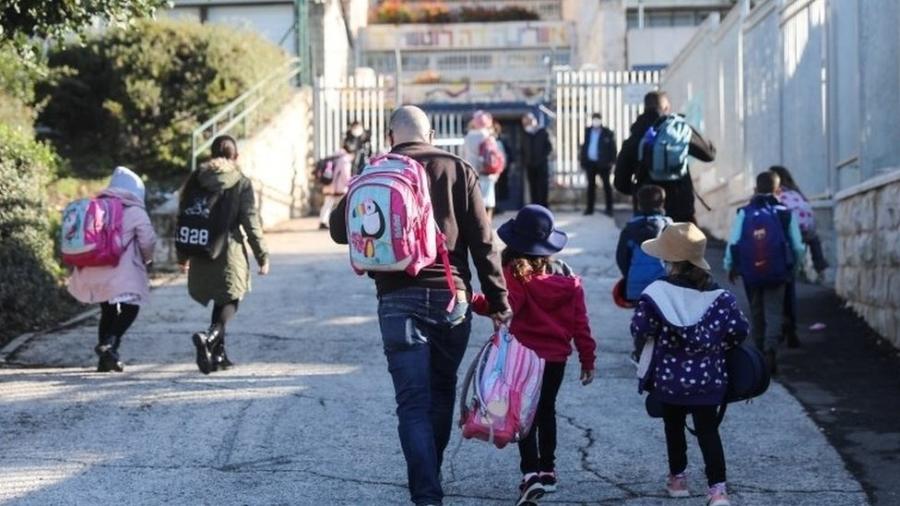 Crianças chegando à escola em Jerusalém, em 21 de fevereiro - EPA