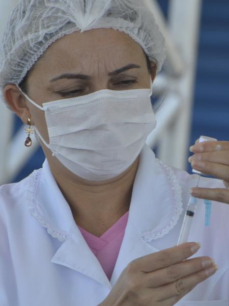 21.mai.2021 - Idosos recebem segunda dose da vacina CoronaVac no ginásio Nelio Dias, em Natal (RN) - José Aldenir/TheNews2/Estadão Conteúdo