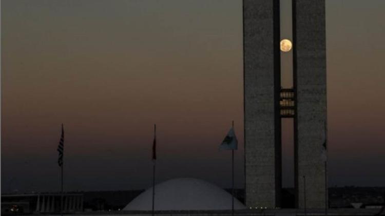 Vista da lua cheia entre as duas torres do prédio do Congresso Nacional, em Brasília, na noite do dia 25 - EPA/Joedson Alves - EPA/Joedson Alves