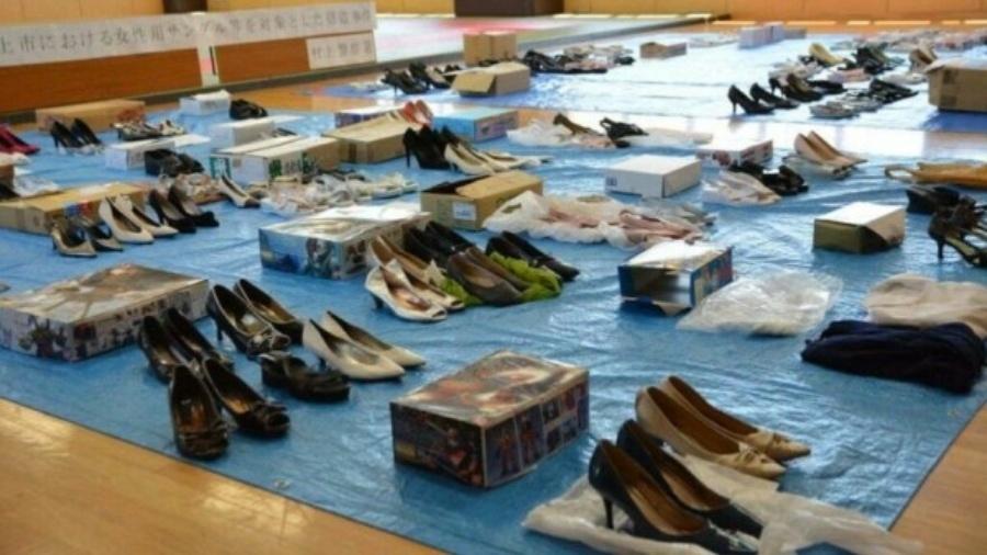 Imagem dos sapatos furtados em exibição em delegacia no Japão - Reprodução/Redes Sociais