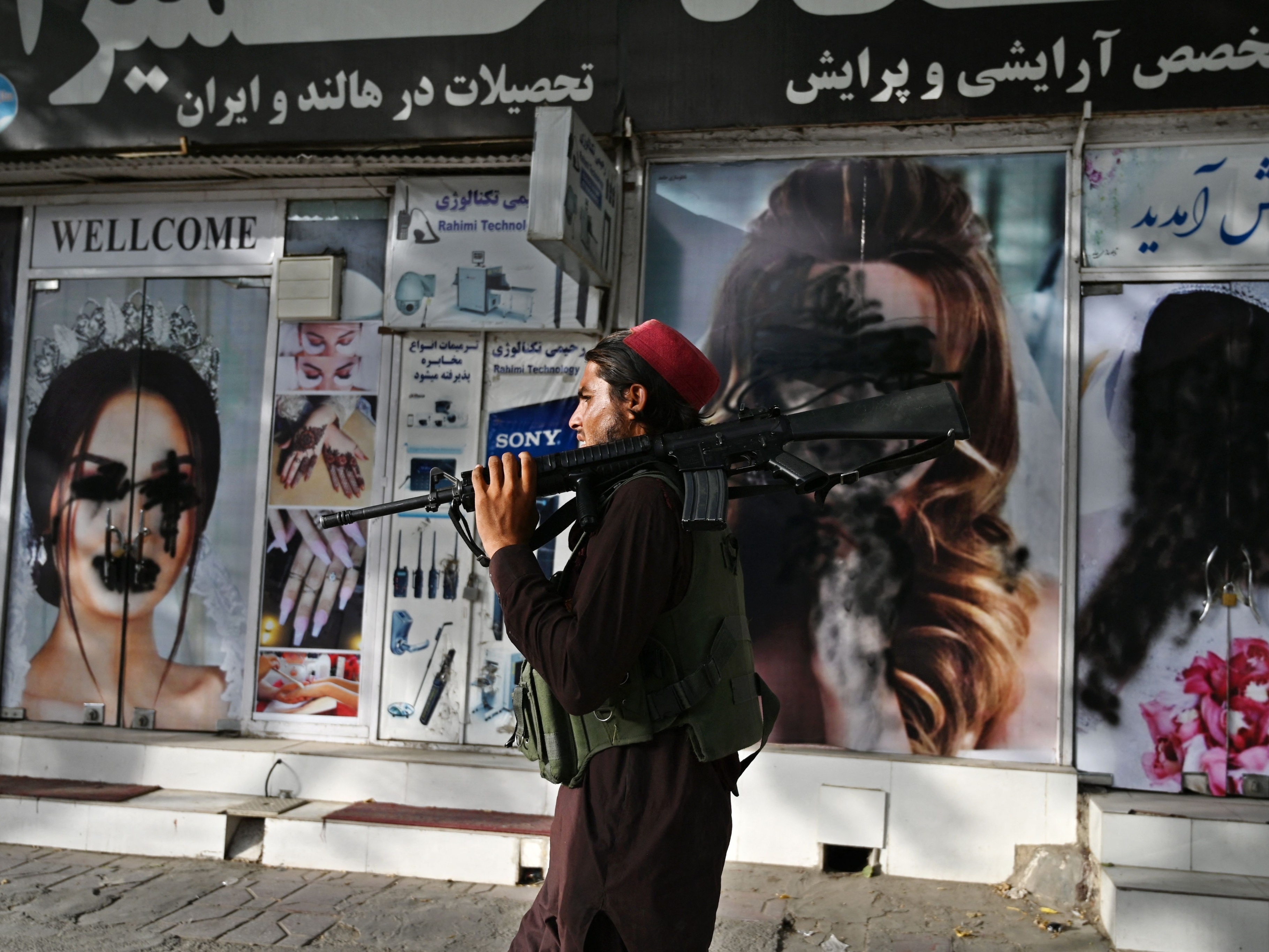  Uma mulher afegã em Kabul: "Agora tenho que queimar tudo o que consegui"