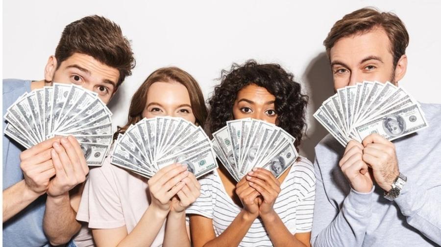 Introduzir dinheiro em um relacionamento pode, sem dúvida, criar uma situação estranha. Normalmente somos próximos das pessoas a quem emprestamos dinheiro - Getty Images