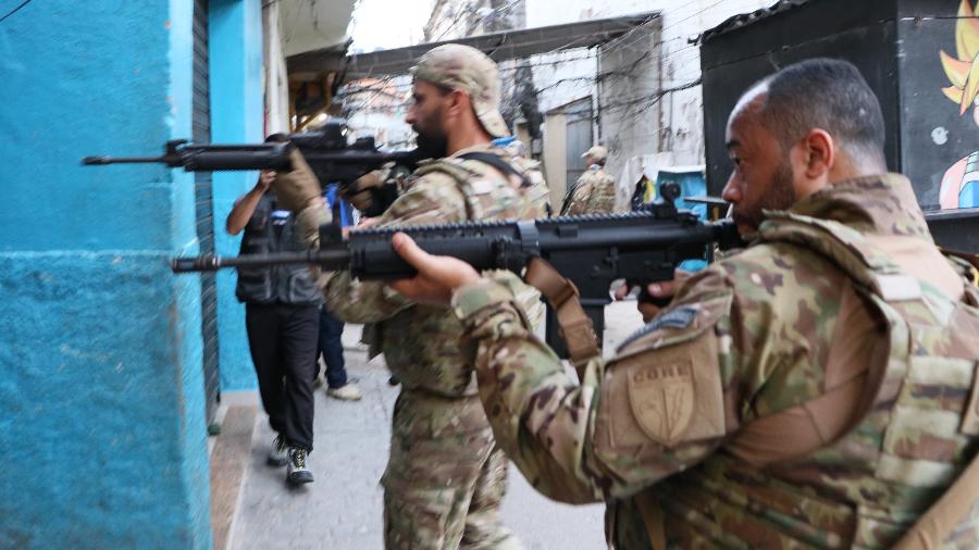 19.jan.2022 - PMs em operação no Jacarezinho, na zona norte do Rio de Janeiro - José Lucena/Estadão Conteúdo