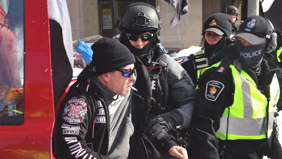 18.fev.2022 - Um manifestante é removido de seu caminhão e levado sob custódia enquanto a polícia começa a desmantelar um protesto organizado por caminhoneiros que se opõem aos mandatos de vacina em Ottawa, Ontário - SCOTT OLSON/GETTY IMAGES NORTH AMERICA