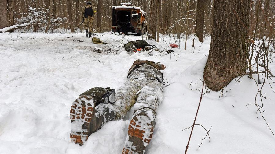 Corpos de soldados russos são vistos ao lado de veículos militares destruídos nos arredores da cidade de Kharkiv - Sergey Bobok/AFP