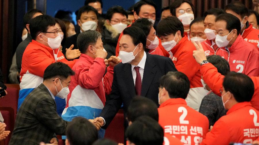 10.mar.22 - Yoon Suk Yeol, eleito o novo presidente da Coreia do Sul, é felicitado pelos membros do partido e legisladores pela sua chegada à Assembleia Nacional em Seul, Coreia do Sul - Lee Jin-man/Pool via REUTERS