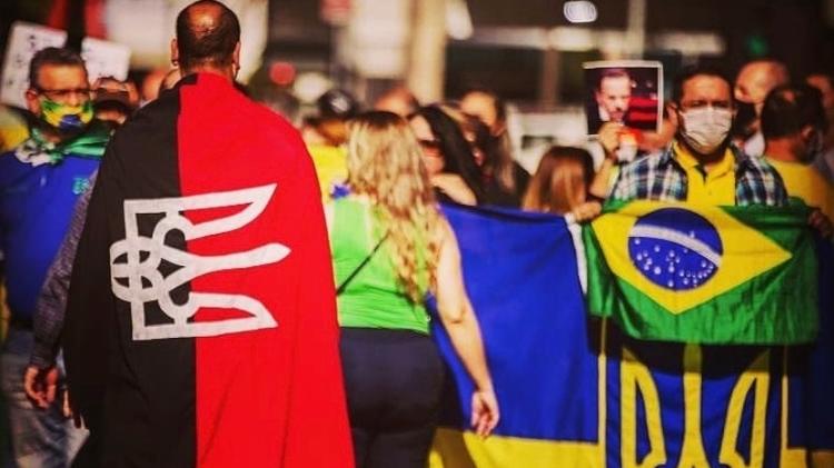 Brazilian Alex Silva appeared with the banner of the neo-Nazi group Pravy Sektor at a pro-Bolsonaro demonstration in 2020 - Reproduction of the Internet - Reproduction of the Internet