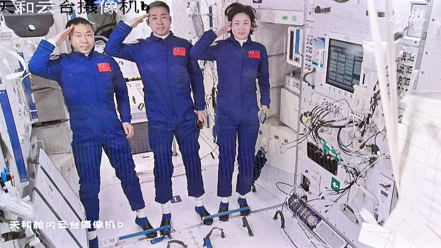 Astronautas chineses Cai Xuzhe (esq.), Chen Dong (centro) e Liu Yang (dir.) em módulo de estação espacial da China - Li Xin/Xinhua