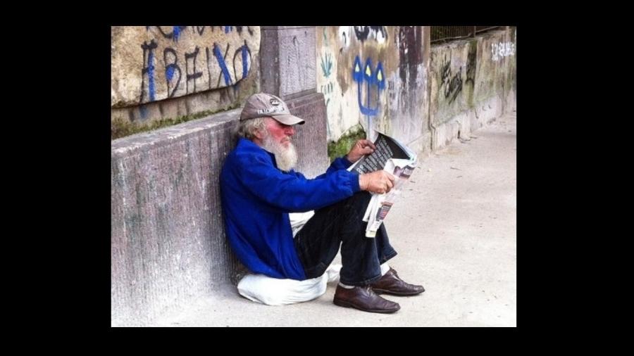Homem lê jornal na rua Caio Prado, em São Paulo - Abilio Guerra