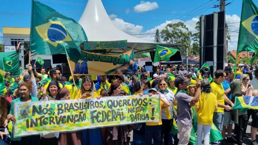2.nov.2022 - Bolsonaristas pedem "intervenção federal" em manifestação em Balneário Camboriú (SC) - Herculano Barreto Filho/UOL