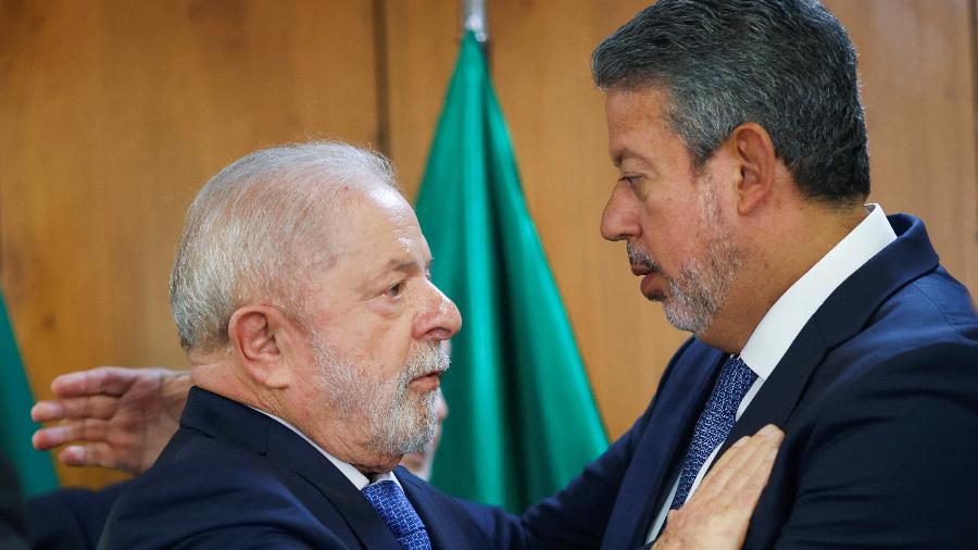 11.jan.2023 - O presidente Lula cumprimenta o deputado federal Arthur Lira (PP-AL), que comanda a Câmara - ADRIANO MACHADO/REUTERS