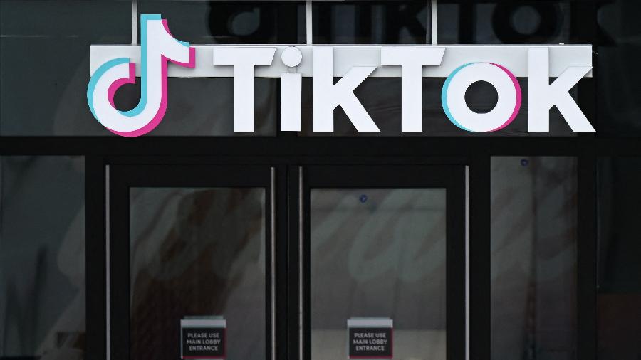 Logotipo do TikTok em escritório da empresa em Culver City, na Califórnia: dados de americanos ficam em servidores na Virgínia (EUA) - Patrick T. Fallon/AFP