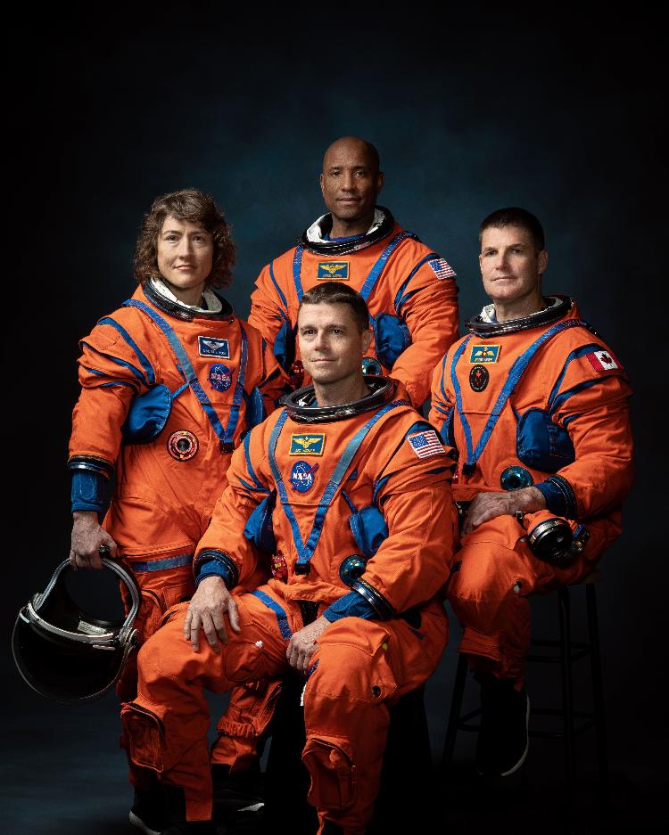 Astronautas da missão Artemis 2: Christina Koch, Victor Glover, Jeremy Hansen (em cima, da esquerda para a direita) e o comandante Reid Wiseman (embaixo)