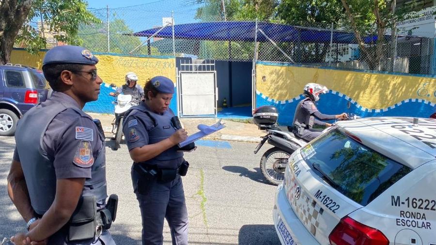 Policiais militares da ronda escolar estiveram na manhã desta segunda-feira (3) em frente à escola estadual dona Rosa de Araújo, na zona oeste de SP. Segundo direção, houve ameaça de ataque no local, a apenas 200 metros de delegacia - Herculano Barreto Filho/UOL