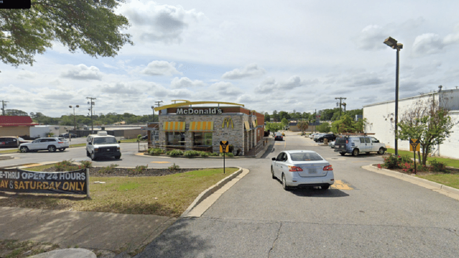 O atirador entrou e assassinou uma funcionária nesta unidade do McDonald"s, em Moultry, nos EUA - Reprodução/Google Maps