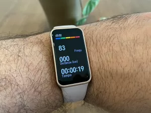 Huawei Band 8 é quase um smartwatch, só que menor e por menos de R$ 200