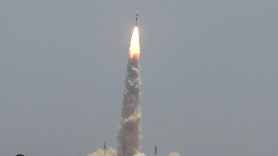 A agência espacial indiana lançou um foguete neste sábado para estudar o sol